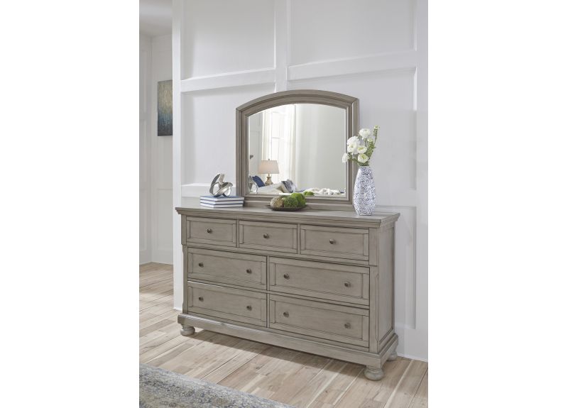 Traditional Dresser and Mirror with 7 Drawers - Leeman