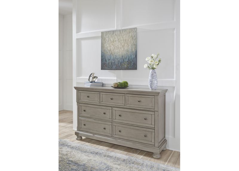 Traditional Dresser and Mirror with 7 Drawers - Leeman